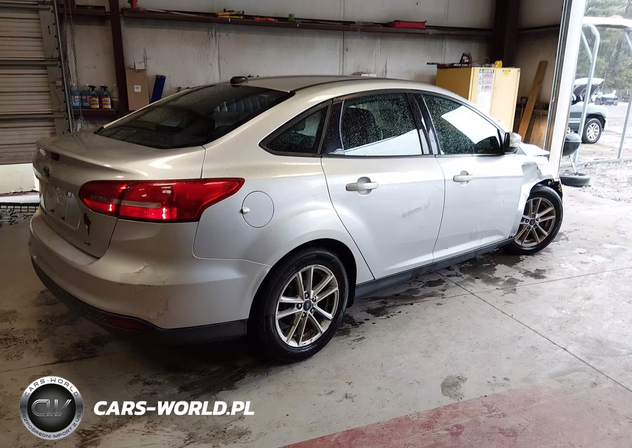 2017 Ford Focus Se VIN:1FADP3F26HL228382 - 4
