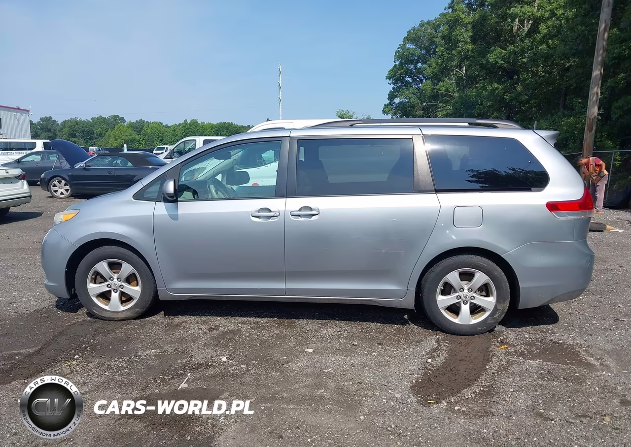 2011 Toyota Sienna Le V6 VIN:5TDKK3DC5BS078282 - 14