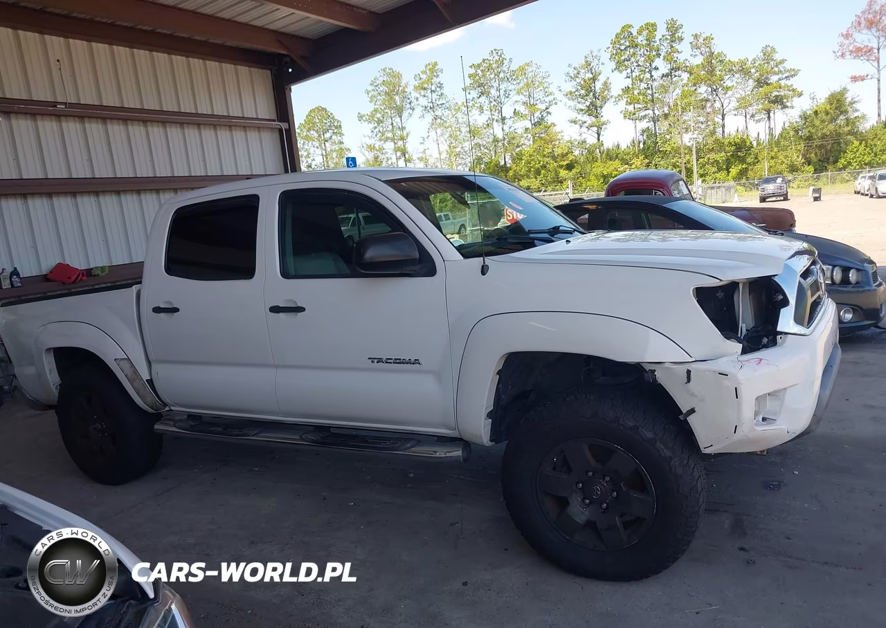 2015 Toyota Tacoma Base V6 VIN:3TMLU4ENXFM203741 - 13