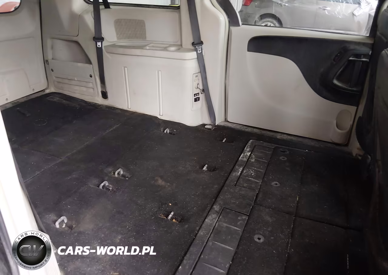 2015 Chrysler Town & Country Touring VIN:2C4RC1BG3FR545543 - 8