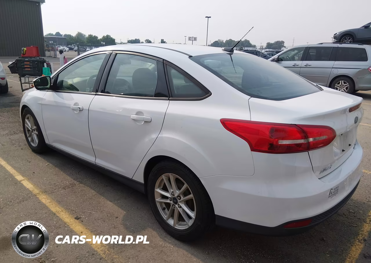 2015 Ford Focus Se VIN:1FADP3F22FL385436 - 3