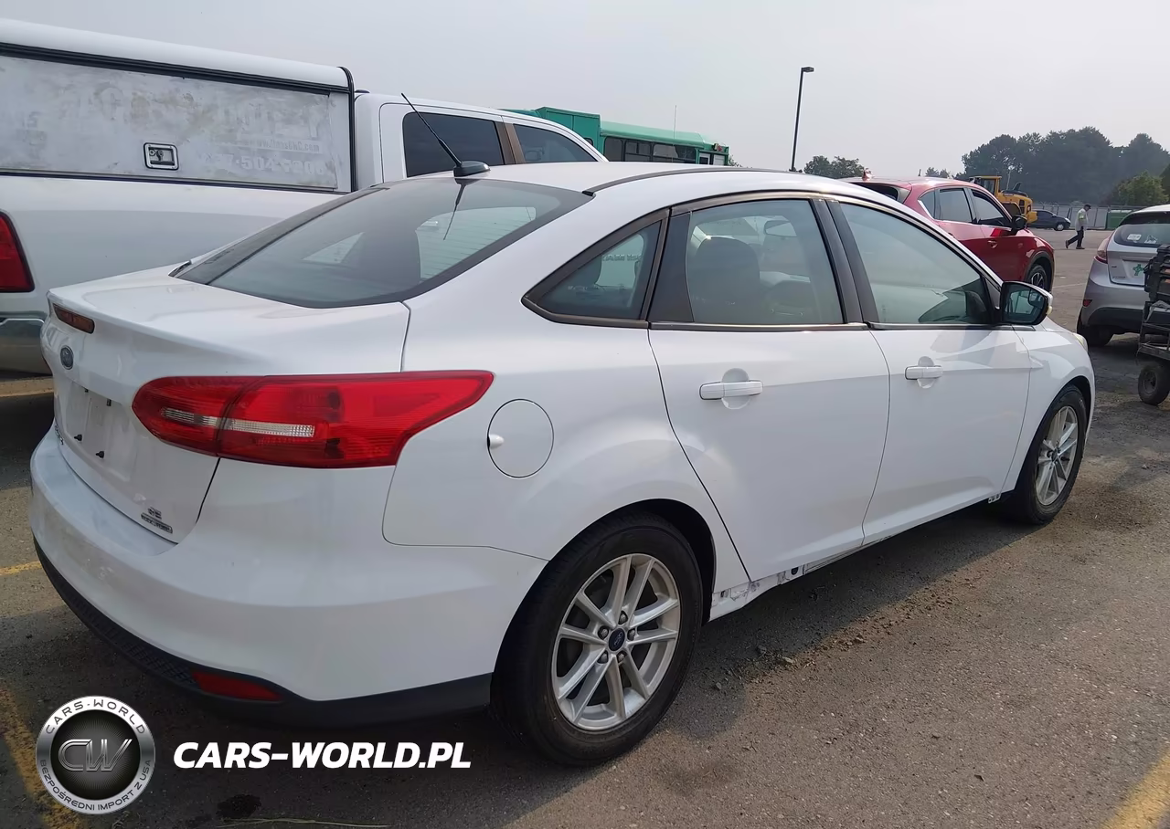 2015 Ford Focus Se VIN:1FADP3F22FL385436 - 4