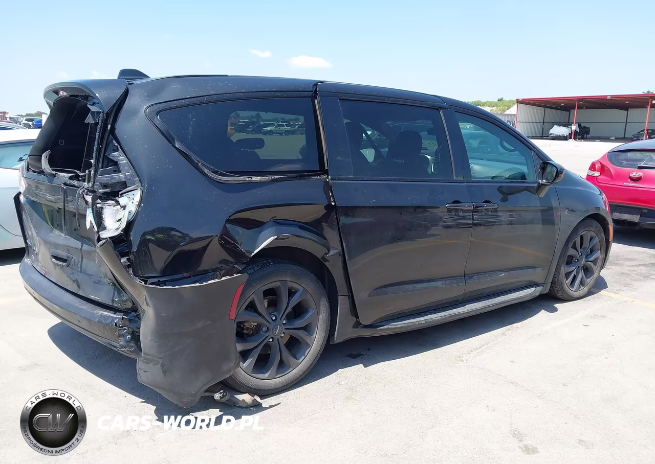 2020 Chrysler Pacifica Touring VIN:2C4RC1FG8LR286943 - 4