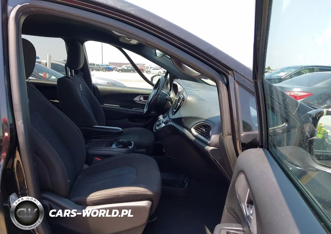 2020 Chrysler Pacifica Touring VIN:2C4RC1FG8LR286943 - 5