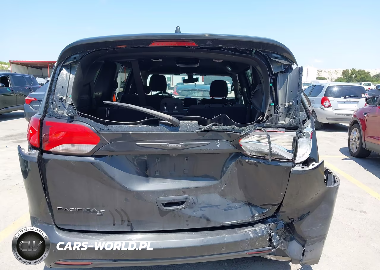 2020 Chrysler Pacifica Touring VIN:2C4RC1FG8LR286943 - 6