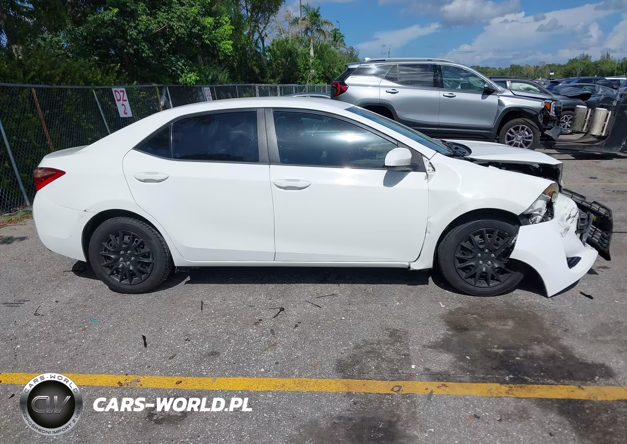 2018 Toyota Corolla Le VIN:5YFBURHE5JP814069 - 13