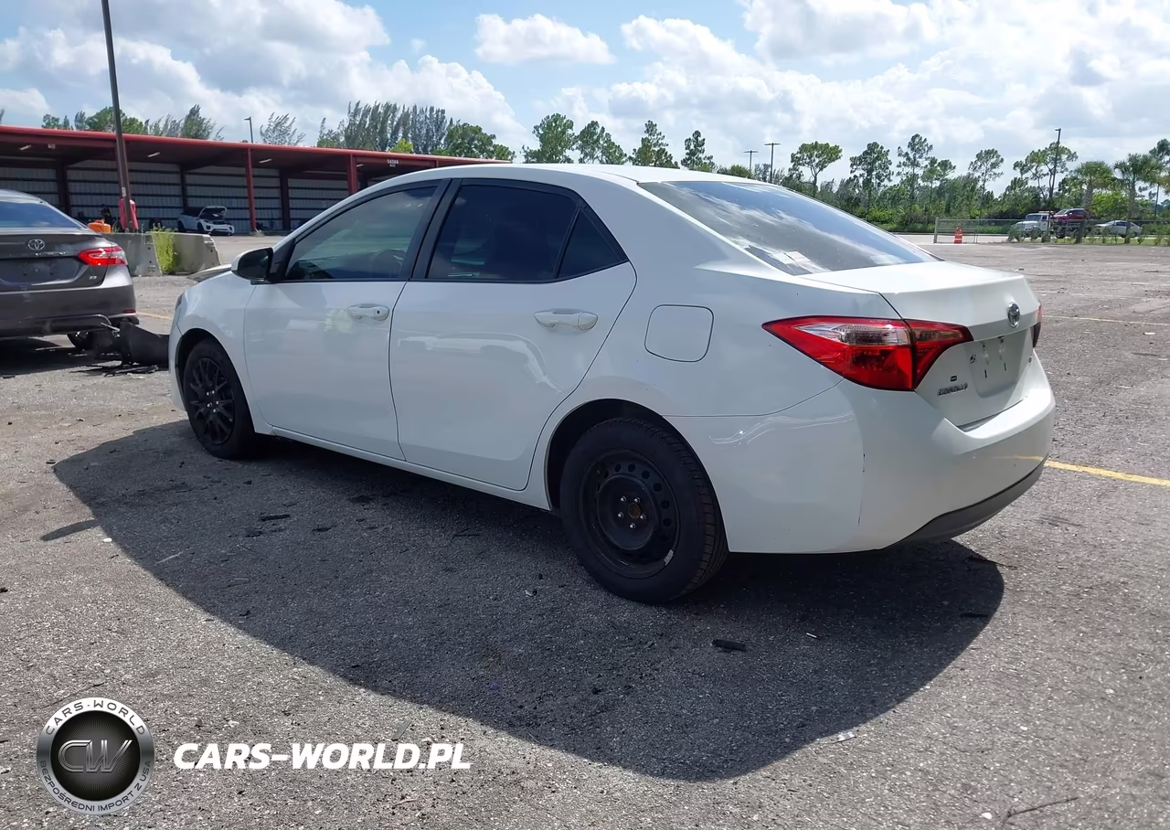 2018 Toyota Corolla Le VIN:5YFBURHE5JP814069 - 3