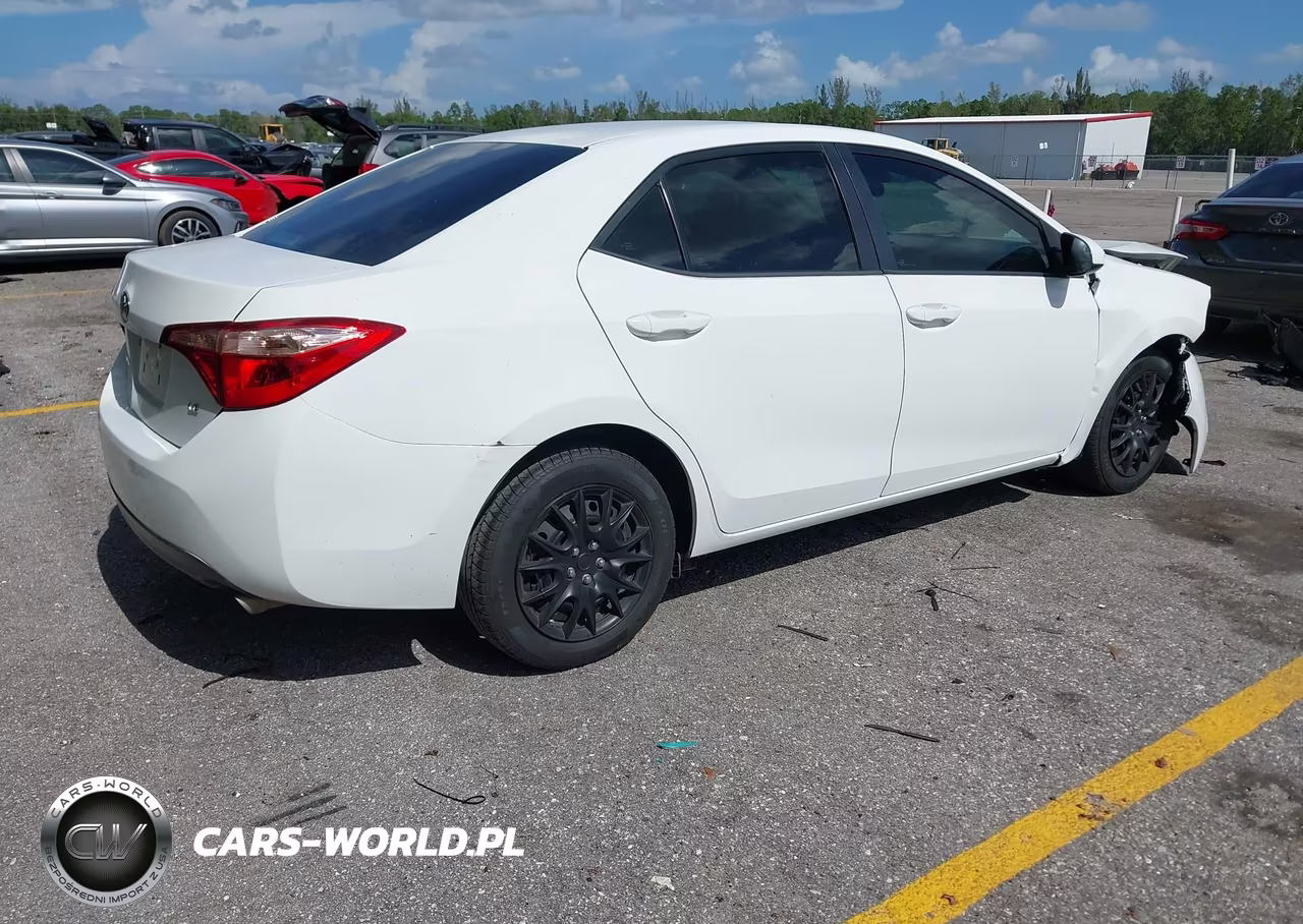 2018 Toyota Corolla Le VIN:5YFBURHE5JP814069 - 4