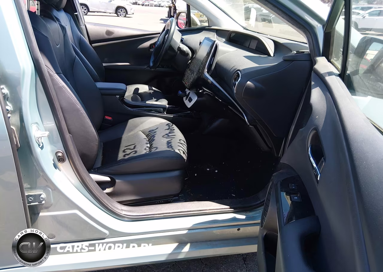2018 Toyota Prius Four VIN:JTDKARFU4J3060951 - 5