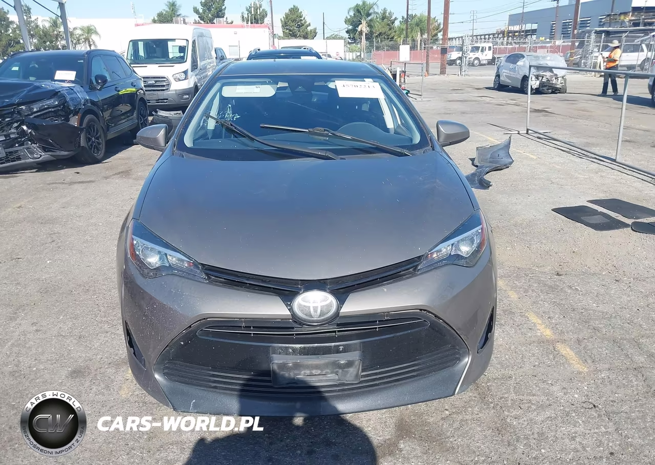 2018 Toyota Corolla Le VIN:5YFBURHE8JP785635 - 11