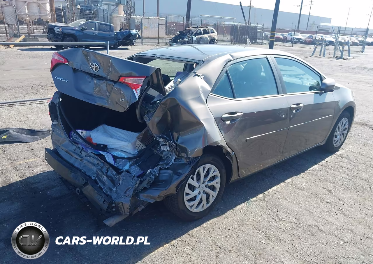 2018 Toyota Corolla Le VIN:5YFBURHE8JP785635 - 4