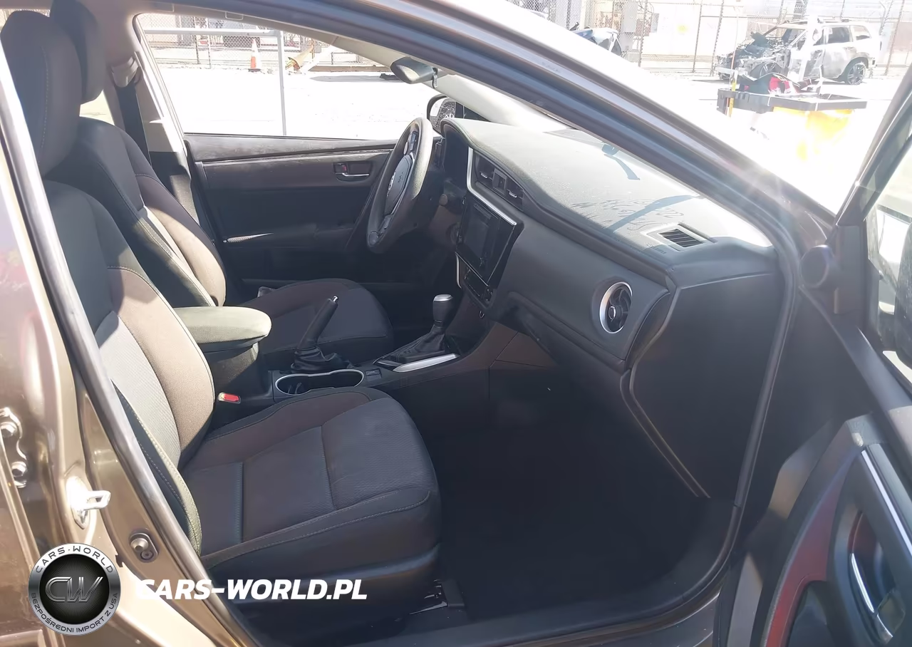 2018 Toyota Corolla Le VIN:5YFBURHE8JP785635 - 5