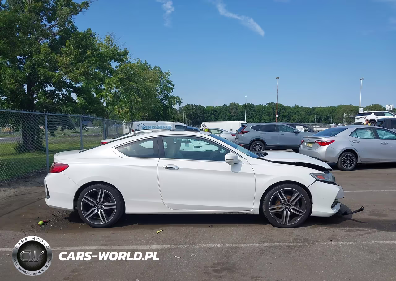 2017 Honda Accord Touring V6 VIN:1HGCT2B0XHA005260 - 13