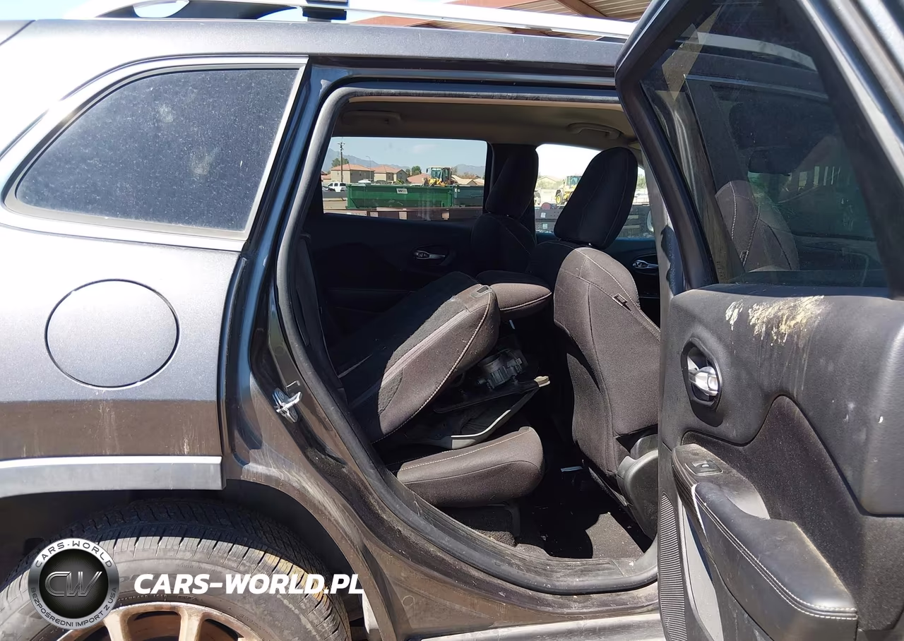 2015 Jeep Cherokee Latitude VIN:1C4PJMCBXFW589046 - 8