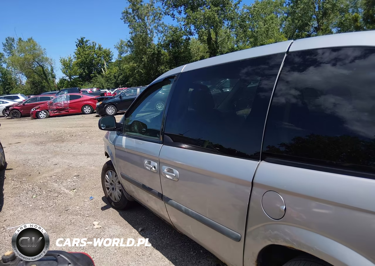 2007 Chrysler Town & Country VIN:1A4GJ45R57B154870 - 15