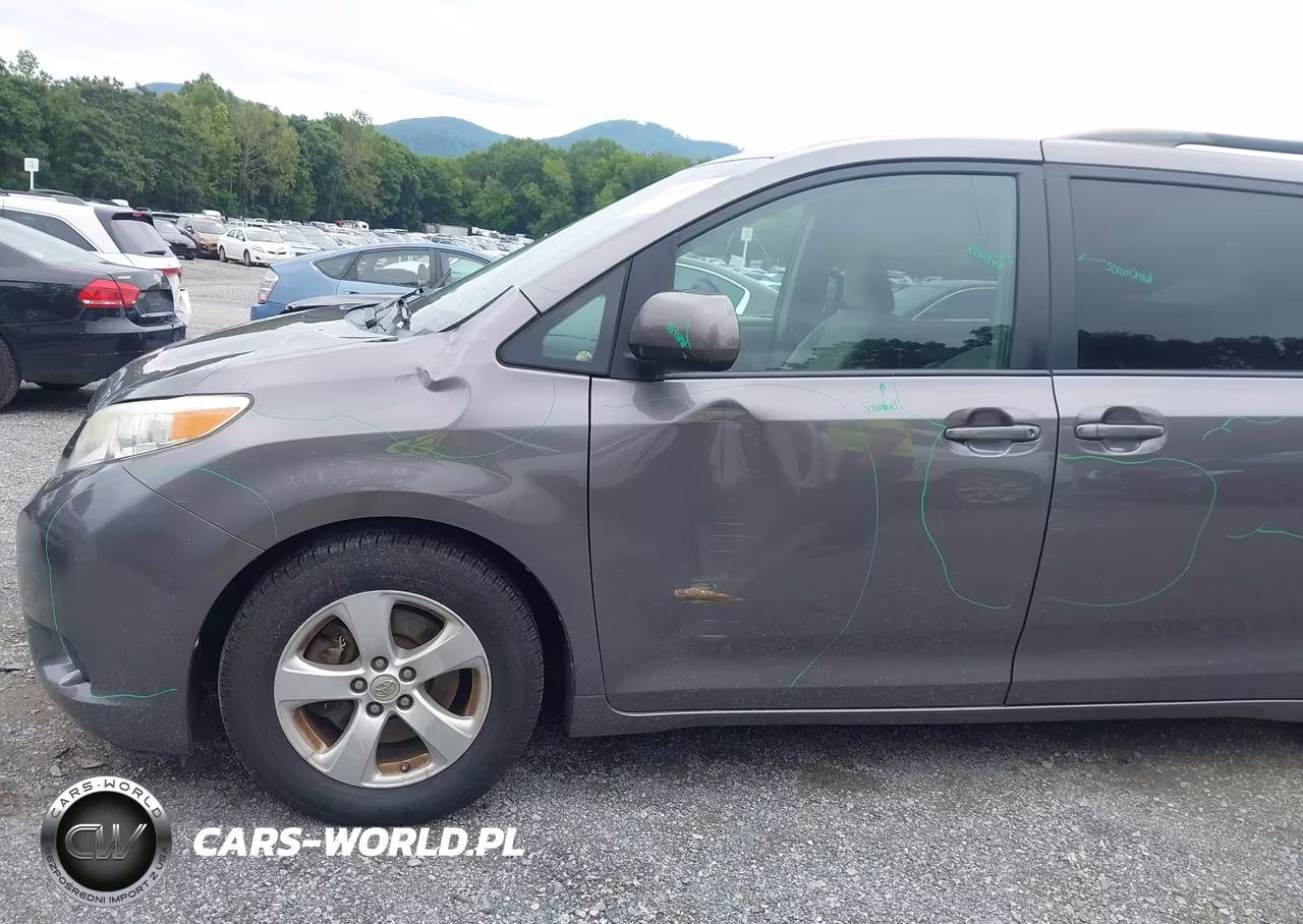 2015 Toyota Sienna Le 8 Passenger VIN:5TDKK3DC3FS527867 - 18