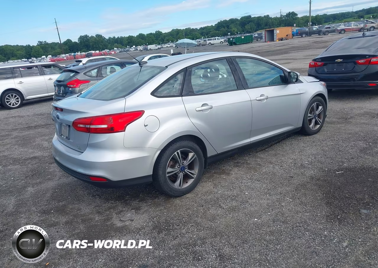 2017 Ford Focus Se VIN:1FADP3FE7HL266021 - 4