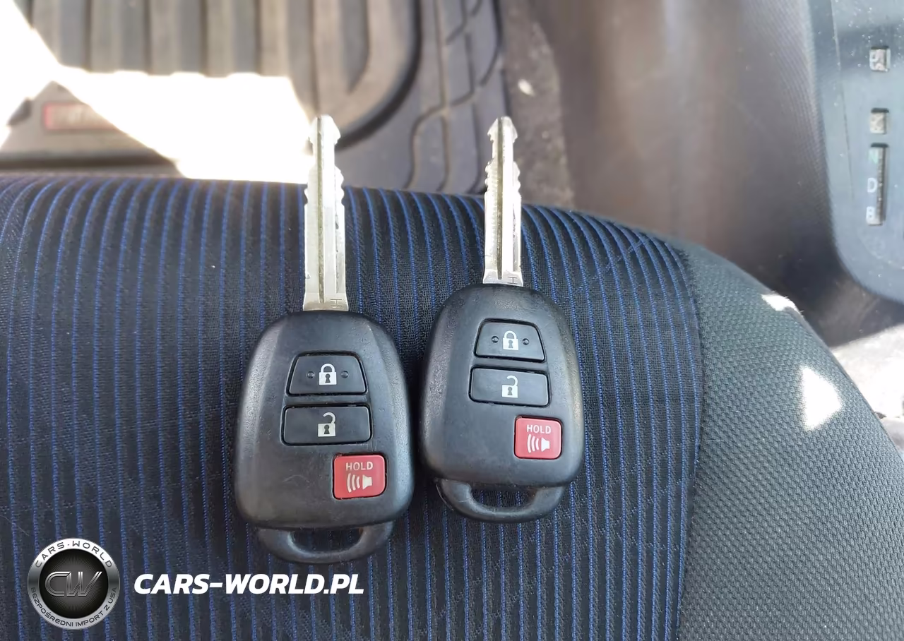 2015 Toyota Prius C Two VIN:JTDKDTB37F1111850 - 11