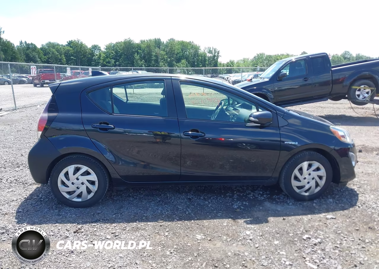 2015 Toyota Prius C Two VIN:JTDKDTB37F1111850 - 13