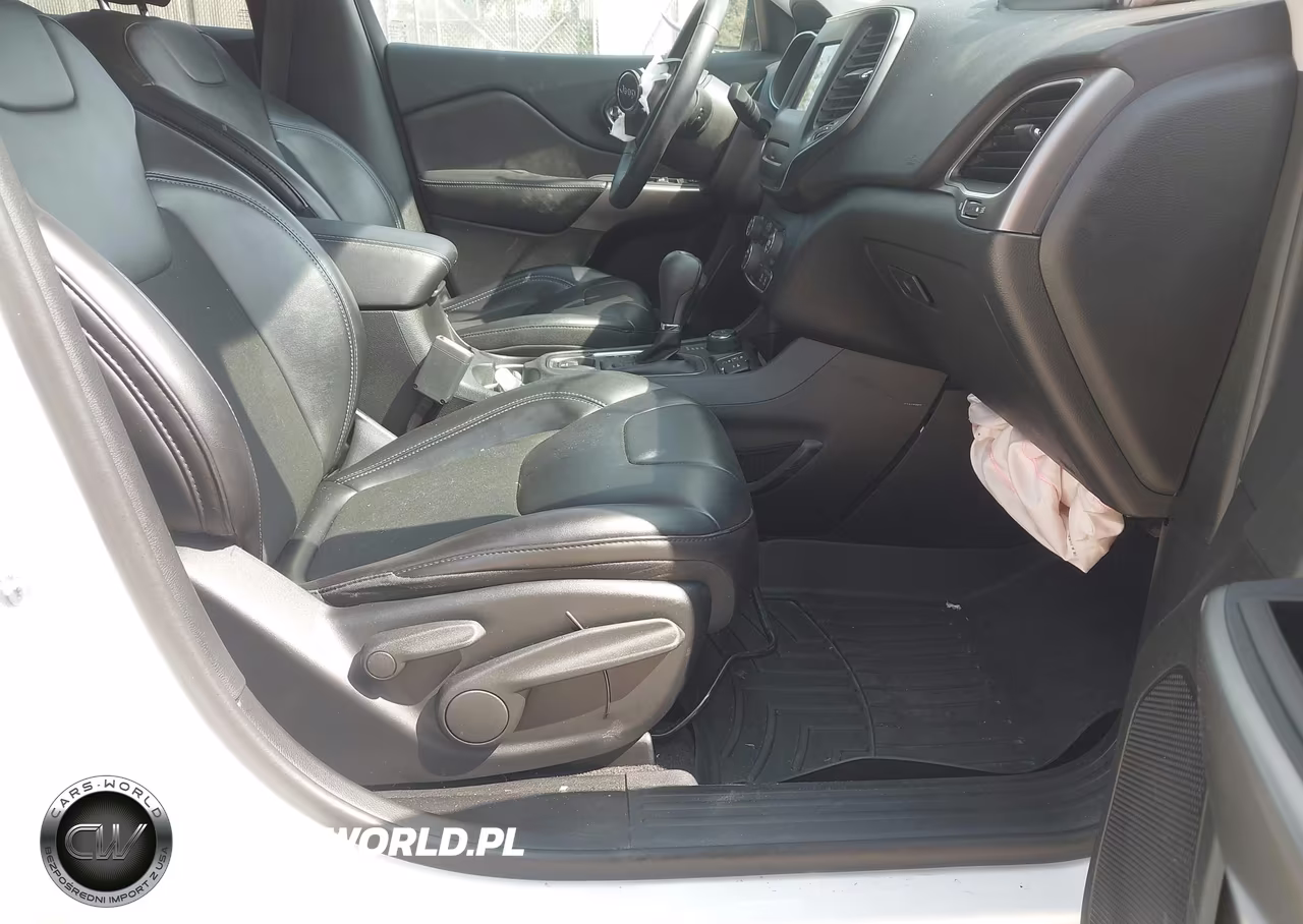 2019 Jeep Cherokee Latitude Plus 4X4 VIN:1C4PJMLB1KD212983 - 5