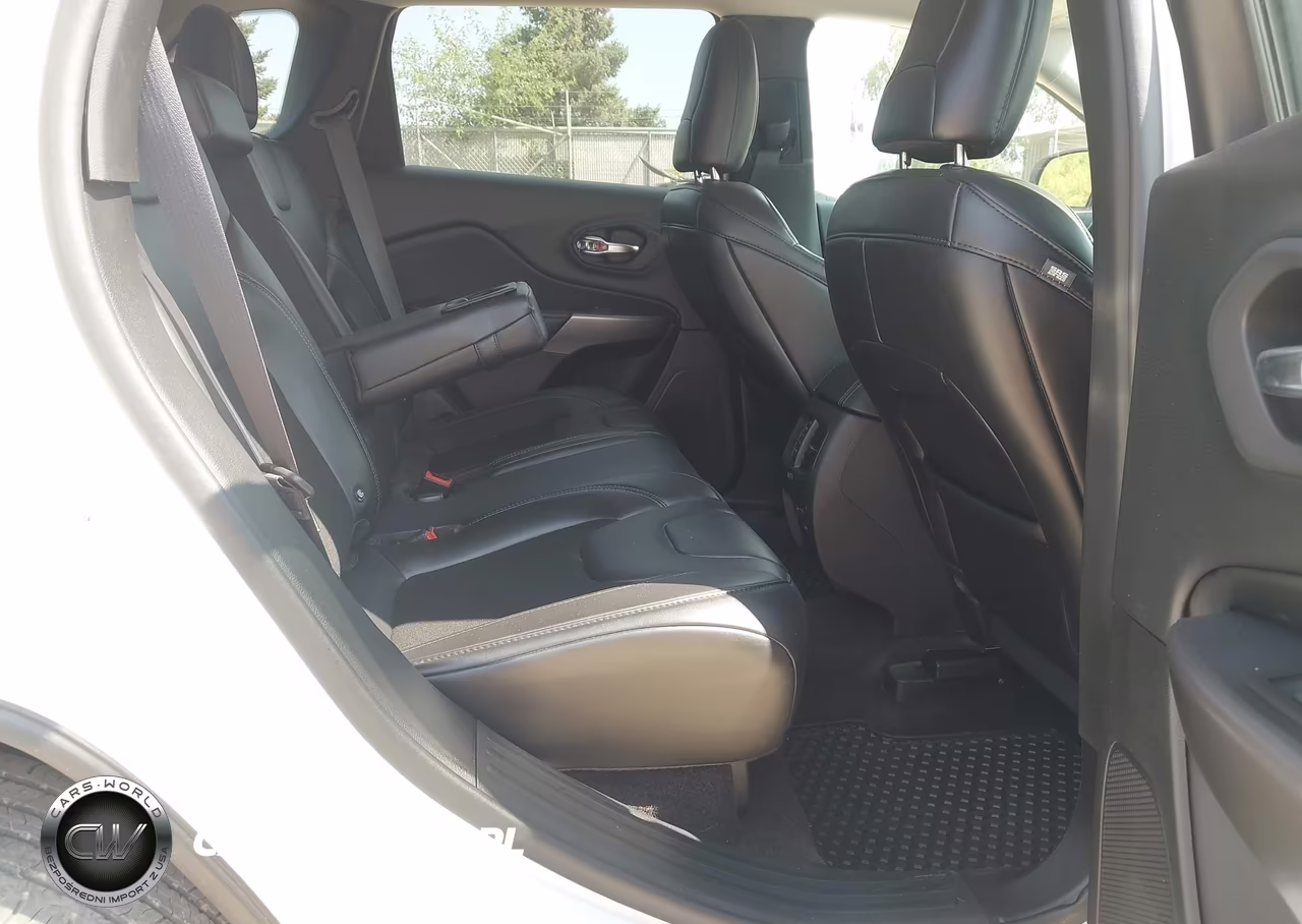 2019 Jeep Cherokee Latitude Plus 4X4 VIN:1C4PJMLB1KD212983 - 8