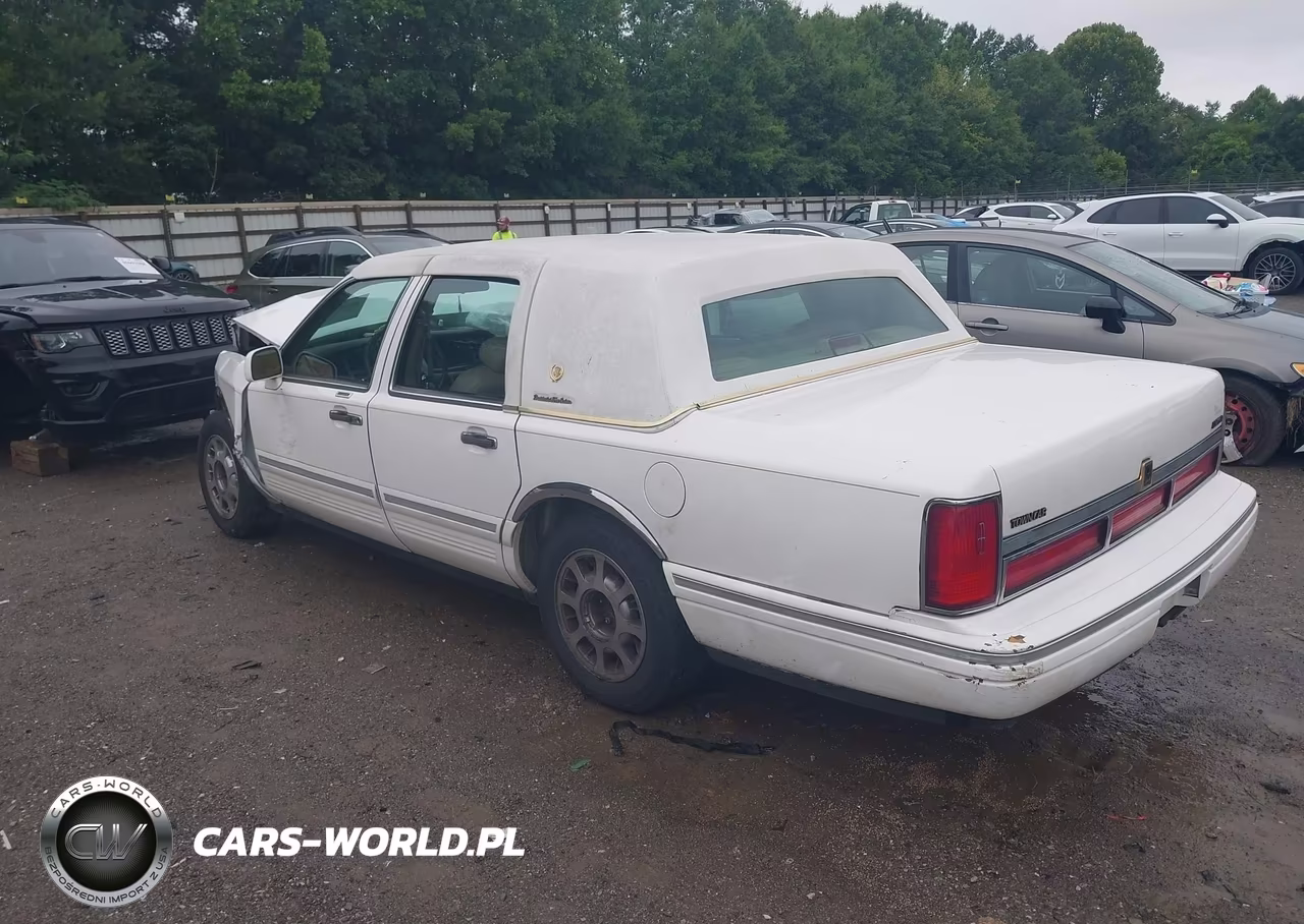 1997 Lincoln Town Car Signature VIN:1LNLM82W8VY739171 - 3