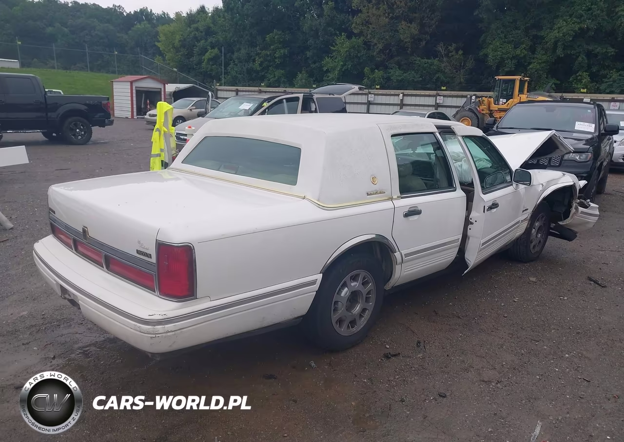 1997 Lincoln Town Car Signature VIN:1LNLM82W8VY739171 - 4