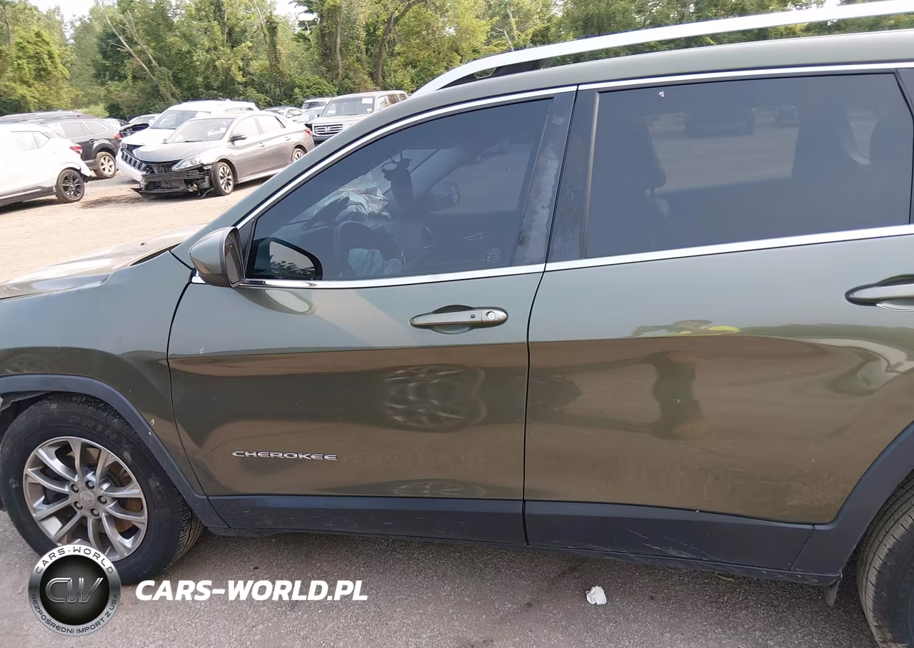 2019 Jeep Cherokee Latitude Plus 4X4 VIN:1C4PJMLB8KD139806 - 15