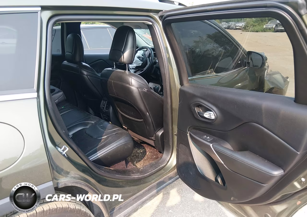 2019 Jeep Cherokee Latitude Plus 4X4 VIN:1C4PJMLB8KD139806 - 8