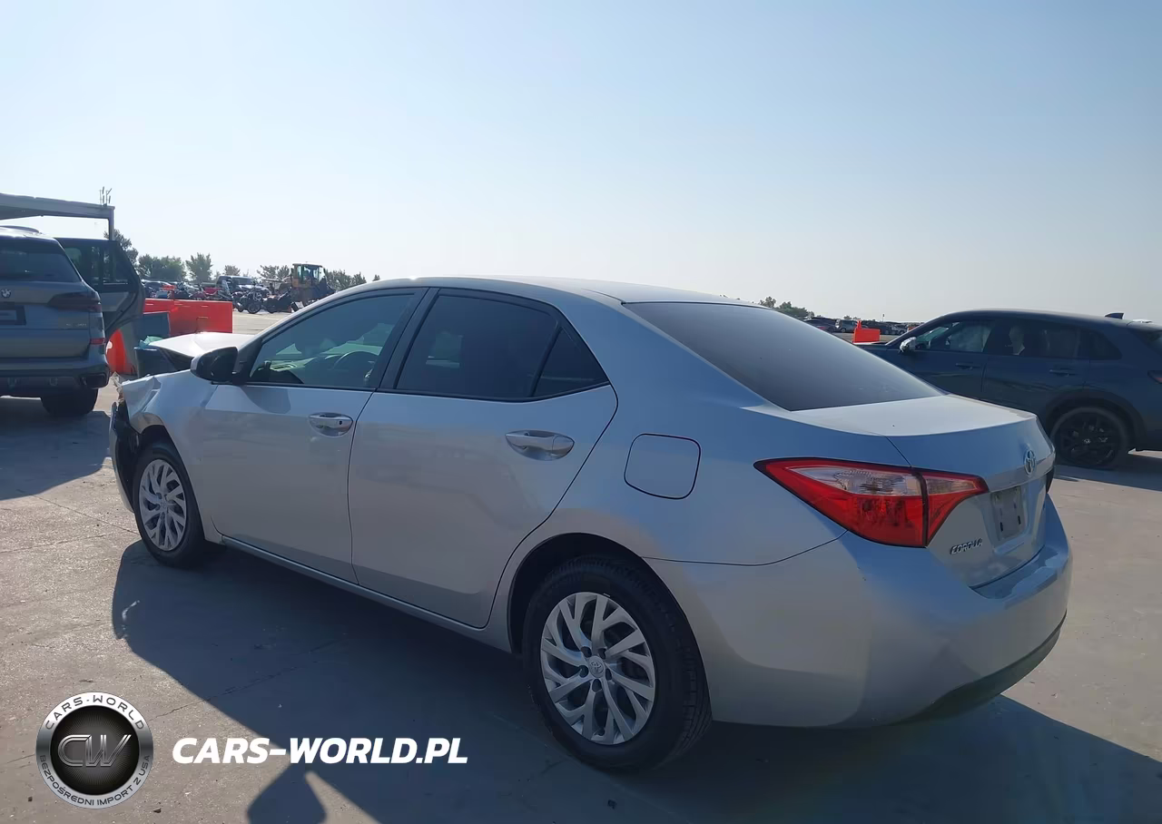2018 Toyota Corolla Le VIN:5YFBURHE0JP758753 - 3