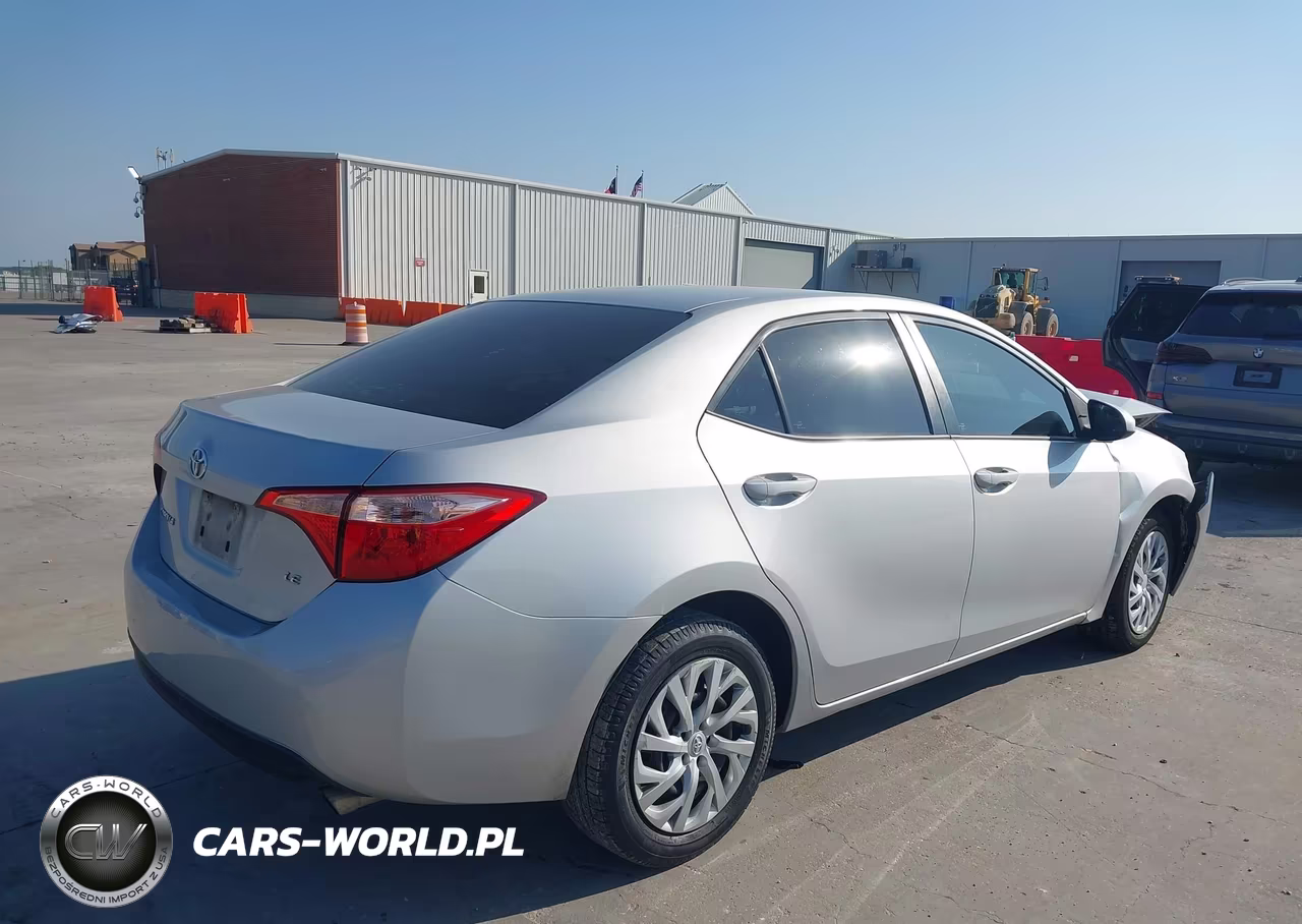 2018 Toyota Corolla Le VIN:5YFBURHE0JP758753 - 4
