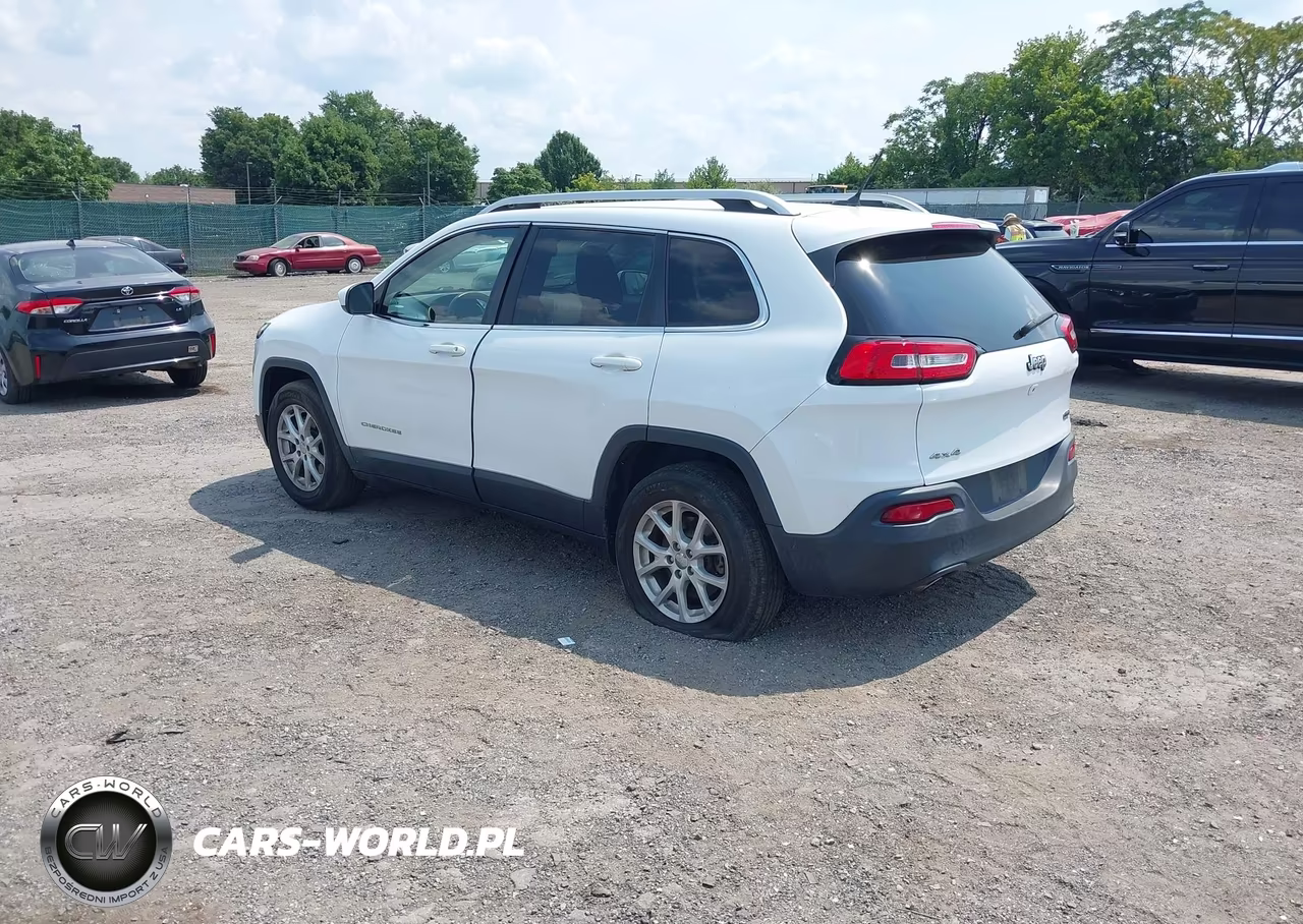 2015 Jeep Cherokee Latitude VIN:1C4PJMCB8FW635599 - 3