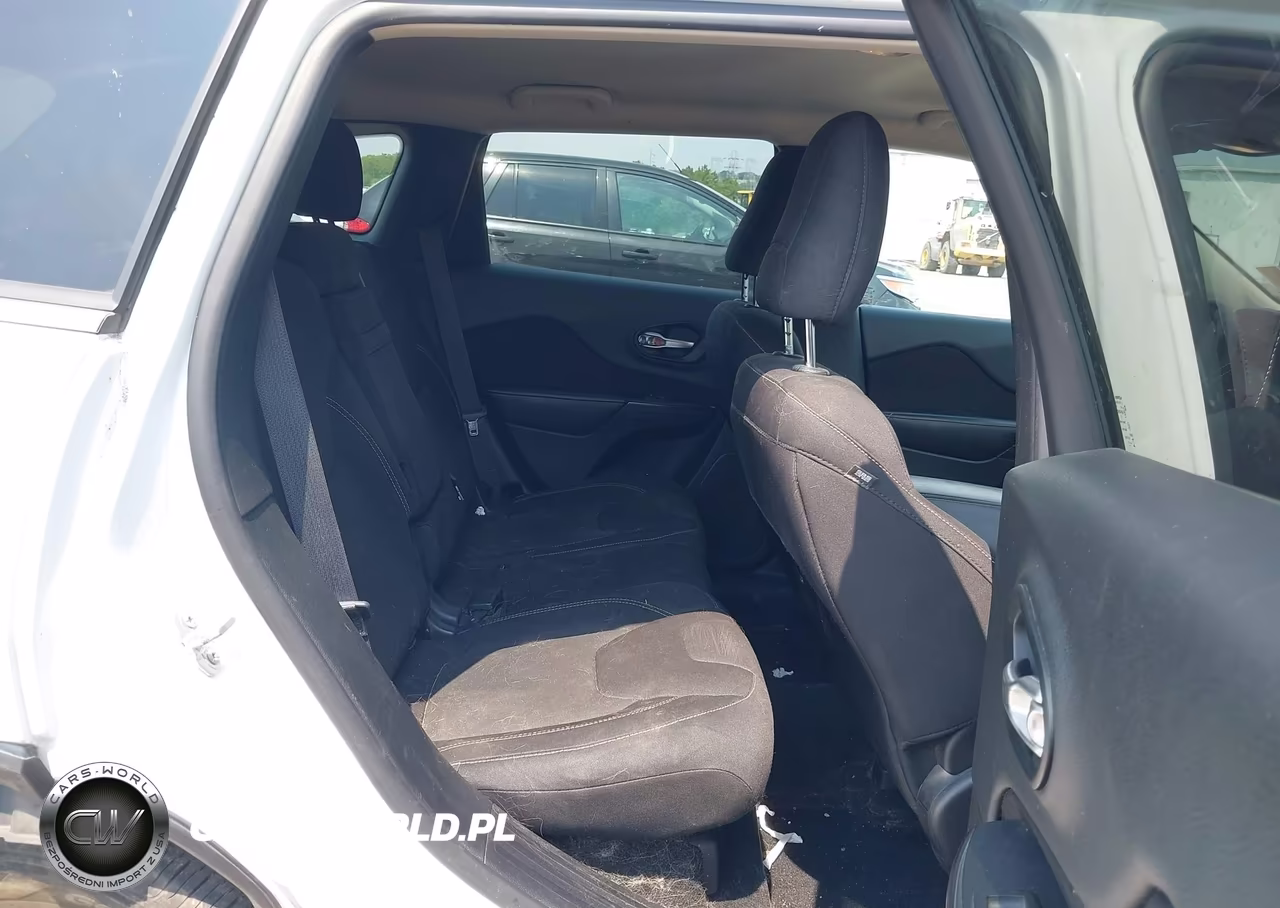 2015 Jeep Cherokee Latitude VIN:1C4PJMCB8FW635599 - 8