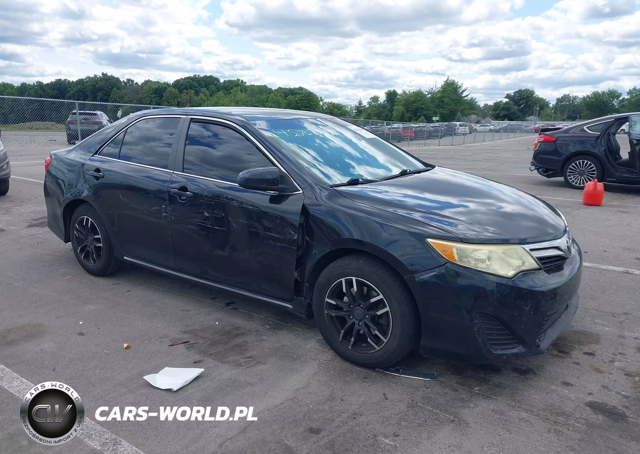 2014 Toyota Camry Le – zdjęcie 1 z 16