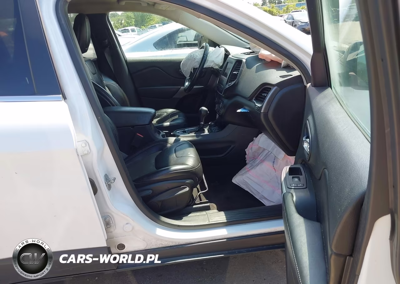 2019 Jeep Cherokee Latitude Plus 4X4 VIN:1C4PJMLB8KD234236 - 5