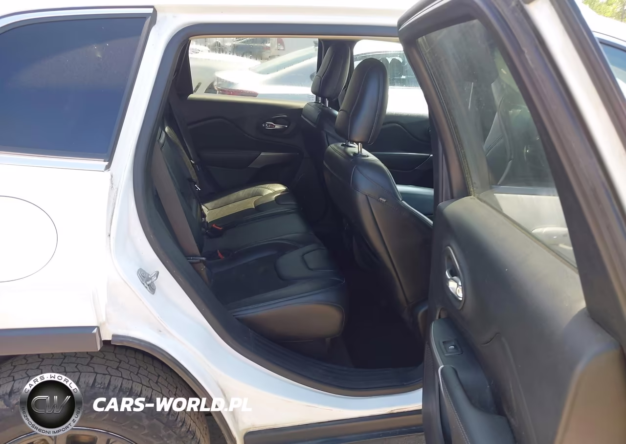 2019 Jeep Cherokee Latitude Plus 4X4 VIN:1C4PJMLB8KD234236 - 8