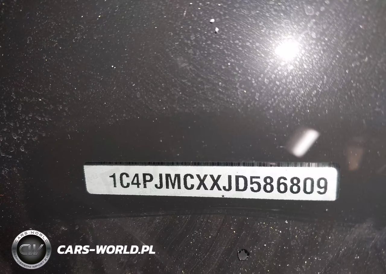 2018 Jeep Cherokee Latitude Tech Connect 4X4 VIN:1C4PJMCXXJD586809 - 19
