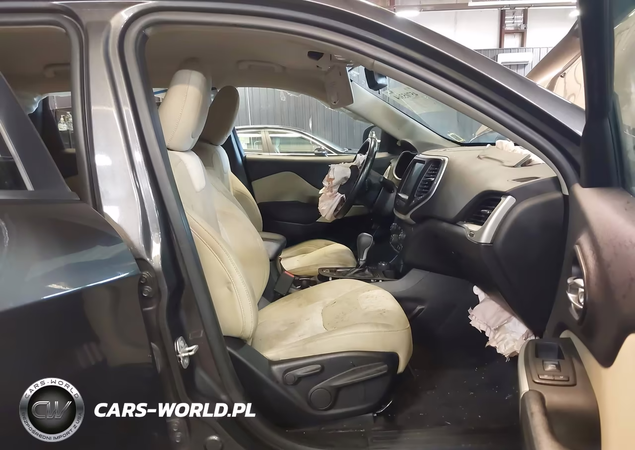 2018 Jeep Cherokee Latitude Tech Connect 4X4 VIN:1C4PJMCXXJD586809 - 5