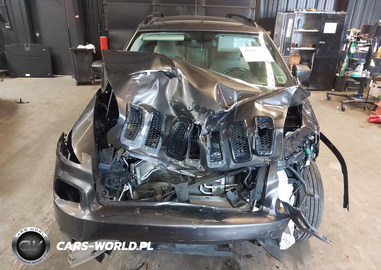 2018 Jeep Cherokee Latitude Tech Connect 4X4 VIN:1C4PJMCXXJD586809 - 6