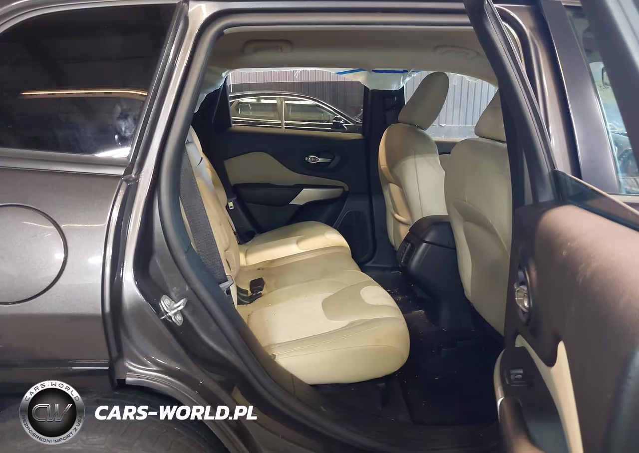 2018 Jeep Cherokee Latitude Tech Connect 4X4 VIN:1C4PJMCXXJD586809 - 8