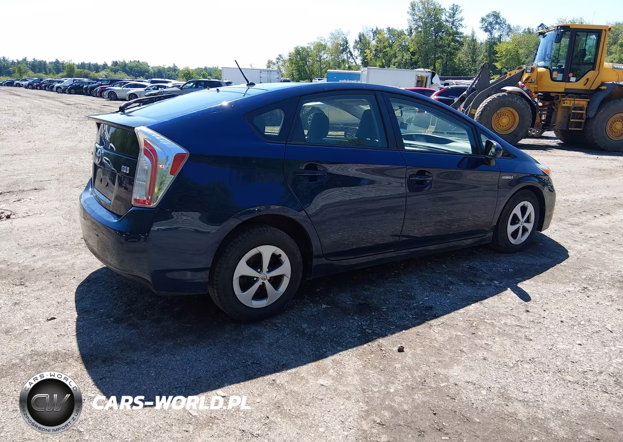 2015 Toyota Prius Two VIN:JTDKN3DU2F1872983 - 4