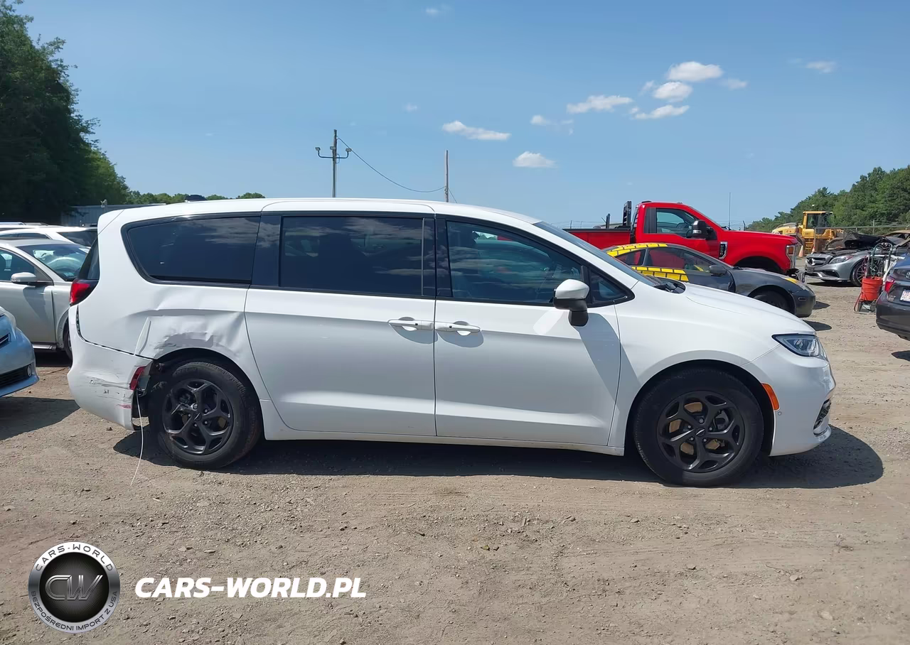 2023 Chrysler Pacifica Hybrid Touring L VIN:2C4RC1L70PR543104 - 13