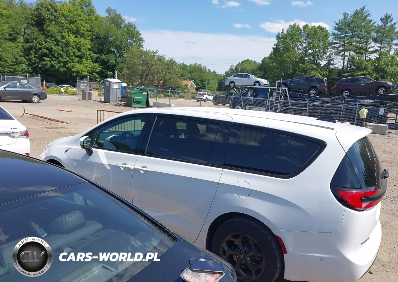 2023 Chrysler Pacifica Hybrid Touring L VIN:2C4RC1L70PR543104 - 14