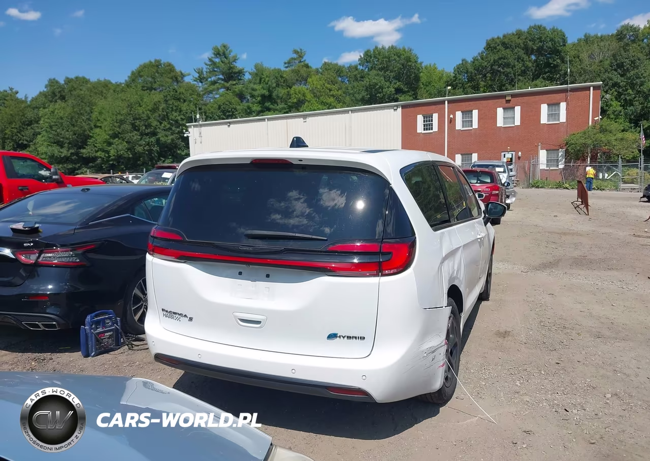 2023 Chrysler Pacifica Hybrid Touring L VIN:2C4RC1L70PR543104 - 16