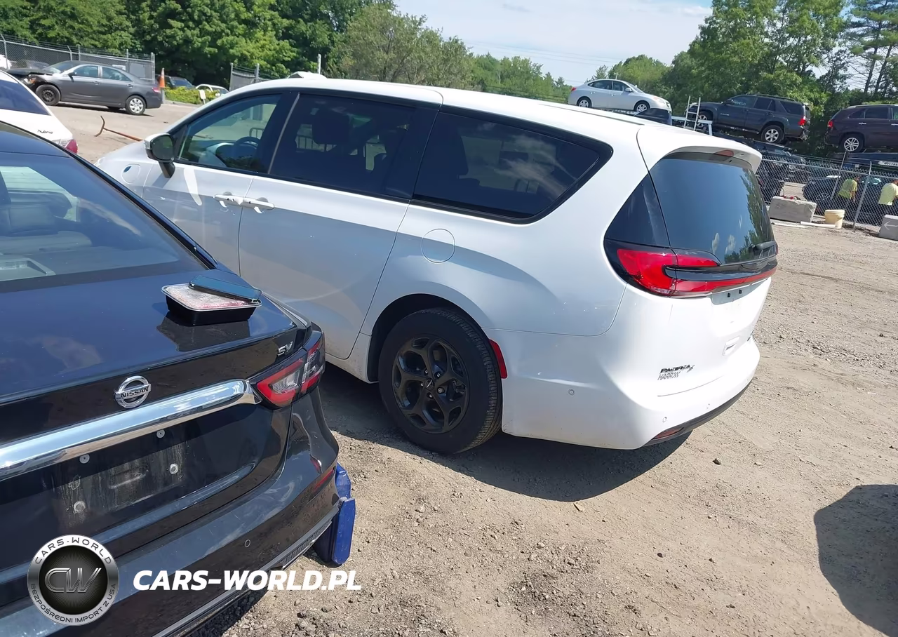 2023 Chrysler Pacifica Hybrid Touring L VIN:2C4RC1L70PR543104 - 3