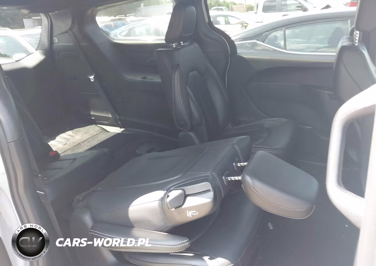 2023 Chrysler Pacifica Hybrid Touring L VIN:2C4RC1L70PR543104 - 8