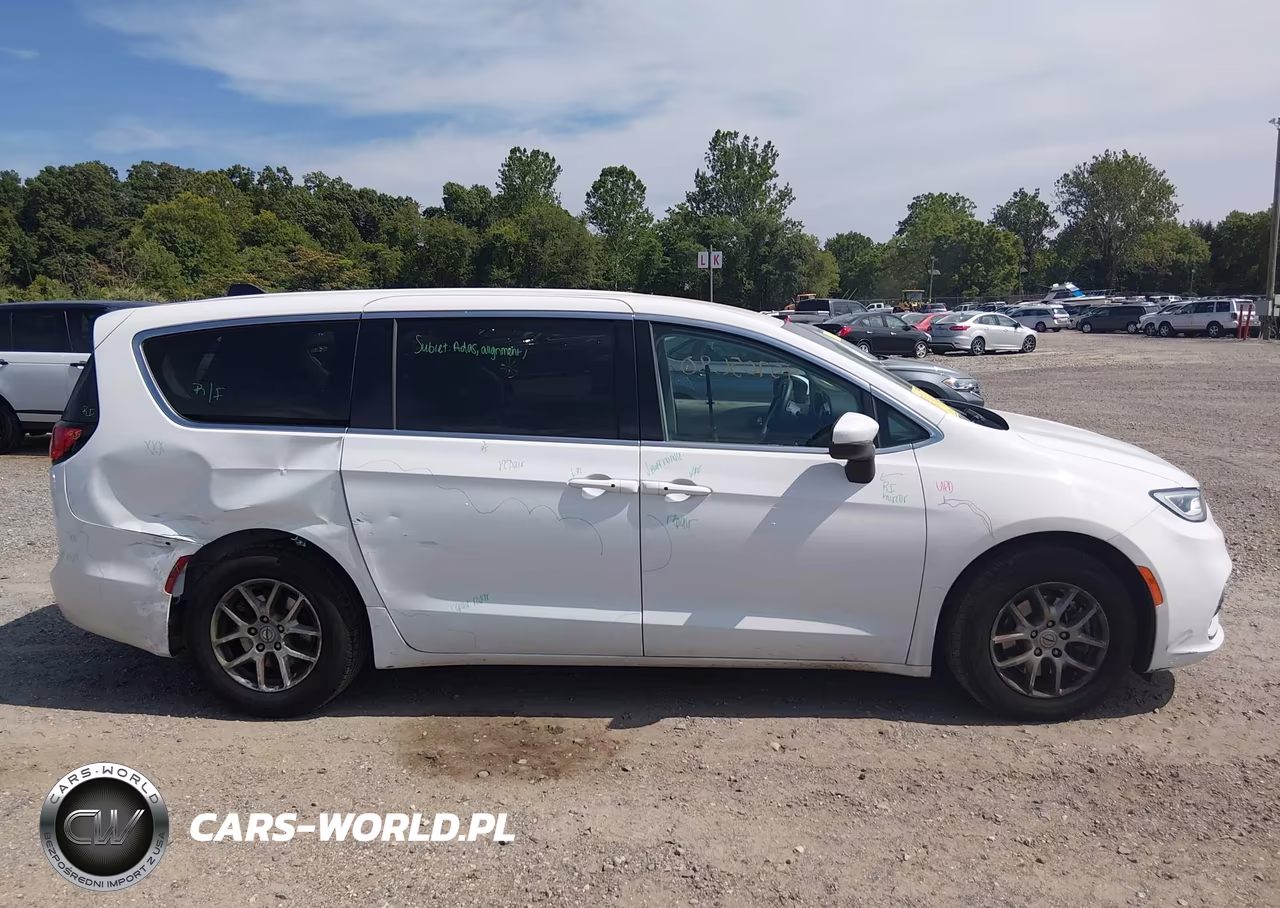 2023 Chrysler Pacifica Touring L VIN:2C4RC1BG9PR529171 - 13