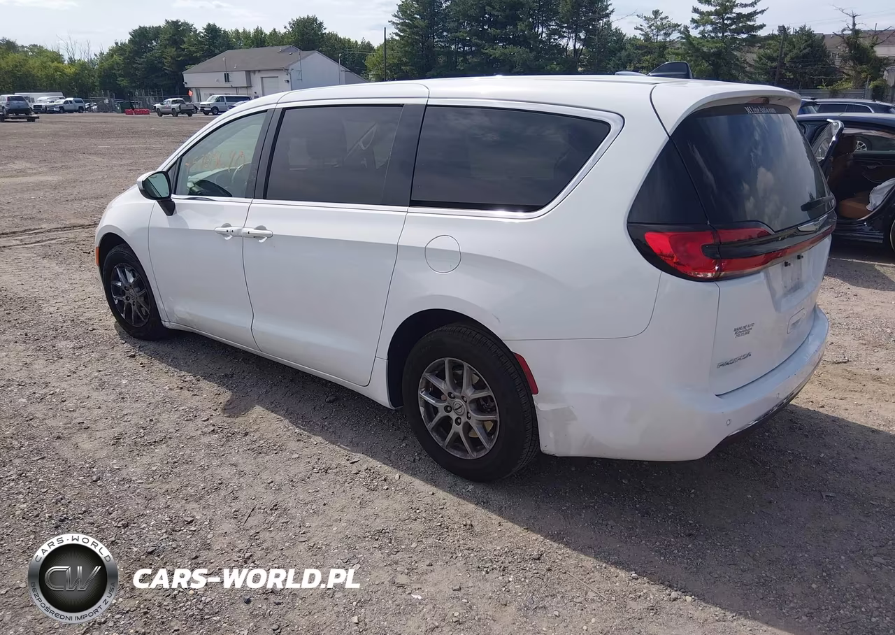 2023 Chrysler Pacifica Touring L VIN:2C4RC1BG9PR529171 - 3