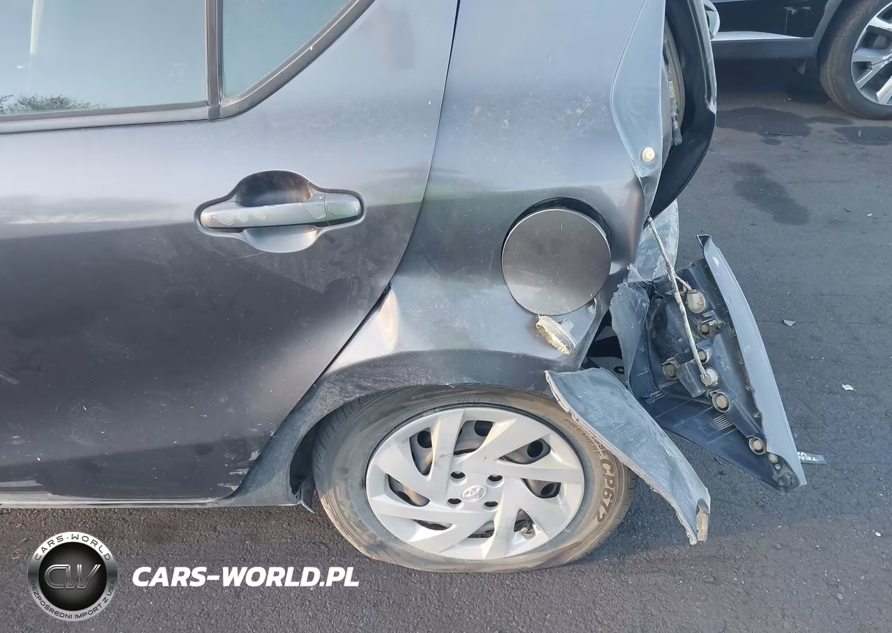 2015 Toyota Prius C Two VIN:JTDKDTB39F1096347 - 18