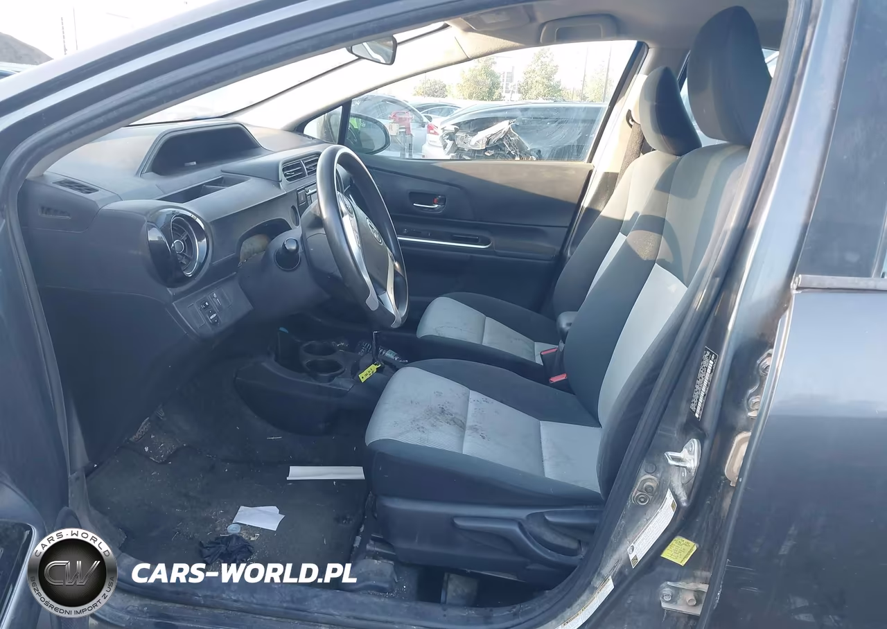 2015 Toyota Prius C Two VIN:JTDKDTB39F1096347 - 5